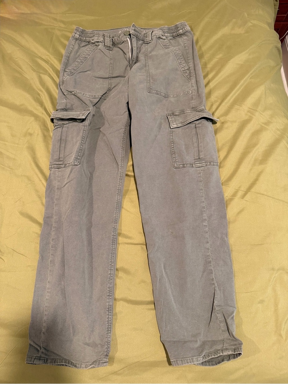 American Eagle Outfitters Women's Cargo Pants in Olive Green